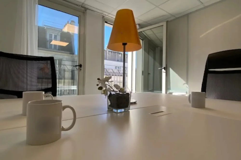Bureau privé - 75010 - 3 postes - 2100€