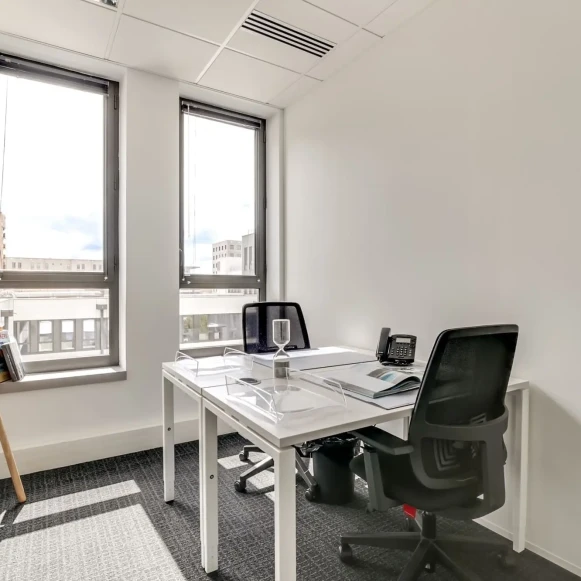 Bureau privé 18 m² 4 postes Coworking Rue Louis Guérin Villeurbanne 69100 - photo 2