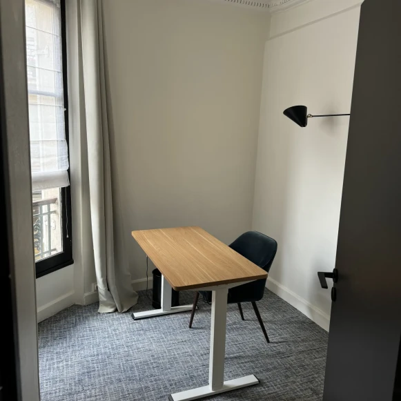 Espace indépendant 25 m² 4 postes Location bureau Rue Lemercier Paris 75017 - photo 5