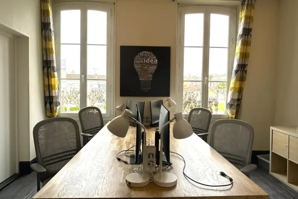 Open Space - 17400 - 4 postes - 350€
