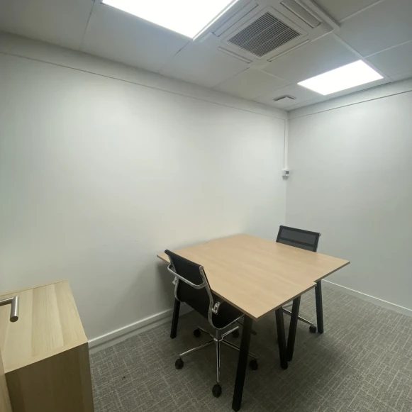 Bureau privé 6 m² 2 postes Coworking Rue Royale Saint-Cloud 92210 - photo 1