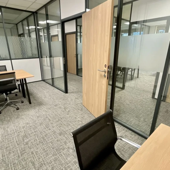 Bureau privé 11 m² 3 postes Location bureau Boulevard des Bouvets Nanterre 92000 - photo 1