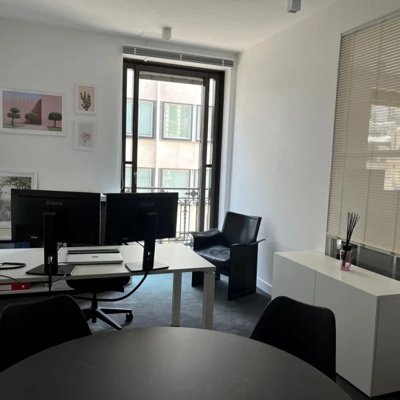 Bureau privé 17 m² 2 postes Location bureau Rue La Pérouse Paris 75016 - photo 3