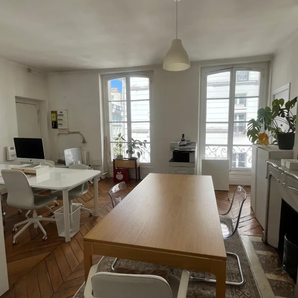 Bureau privé 25 m² 4 postes Location bureau Rue de Cléry Paris 75002 - photo 1