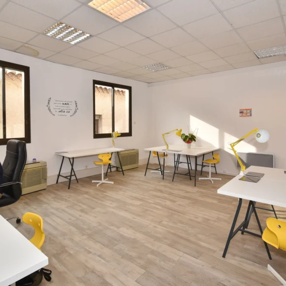 Open Space  6 postes Location bureau Cours Mirabeau Marignane 13700 - photo 1