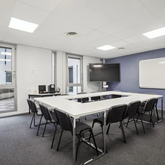 Bureau privé 51 m² 10 postes Coworking Rue des Frères Caudron Vélizy-Villacoublay 78140 - photo 2