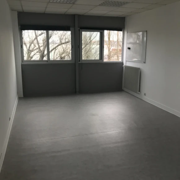 Bureau privé 26 m² 5 postes Coworking Avenue Blaise Pascal Morangis 91420 - photo 1