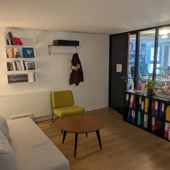 Espace indépendant 16 m² 4 postes Location bureau Rue Henri Chevreau Paris 75020 - photo 3