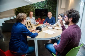 Open Space - 75004 - 1 poste - 390€