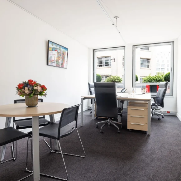 Bureau privé 18 m² 6 postes Location bureau Rue Quentin-Bauchart Paris 75008 - photo 6