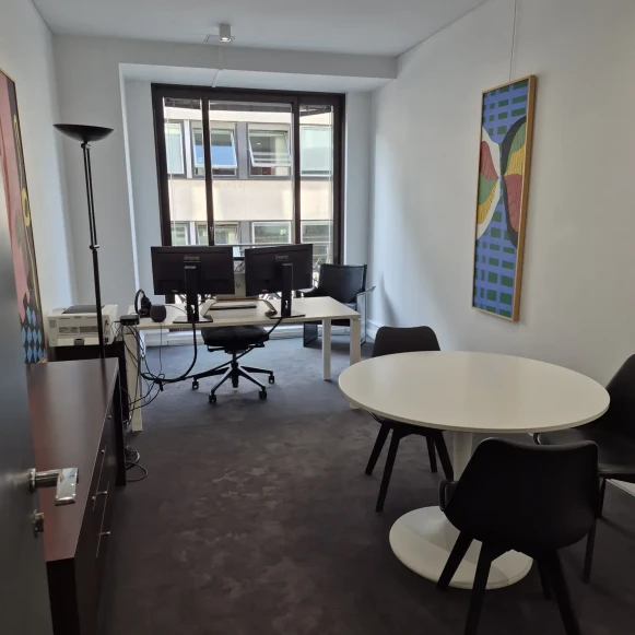 Bureau privé 20 m² 4 postes Location bureau Rue La Pérouse Paris 75016 - photo 2