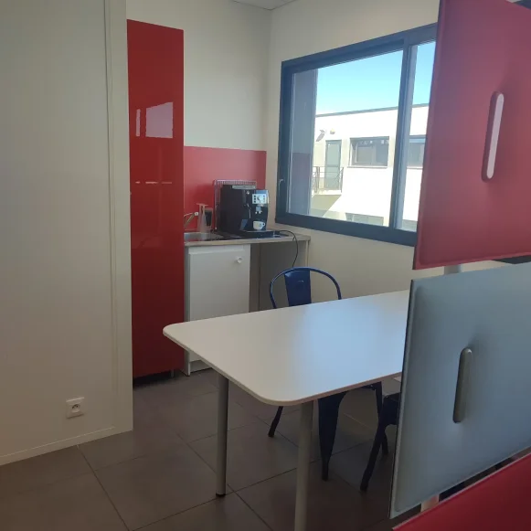 Bureau privé 39 m² 7 postes Coworking Route de Berre Aix-en-Provence 13090 - photo 4