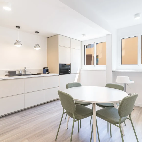 Bureau privé 15 m² 4 postes Location bureau Boulevard Carabacel Nice 06000 - photo 1