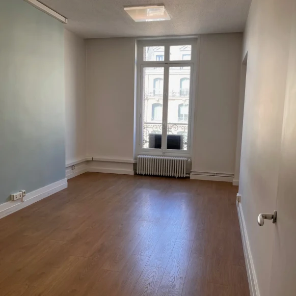 Espace indépendant 150 m² 22 postes Location bureau Rue Saint-Lazare Paris 75008 - photo 2
