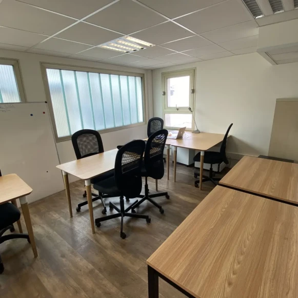 Bureau privé 21 m² 5 postes Coworking Rue Cardinet Paris 75017 - photo 1