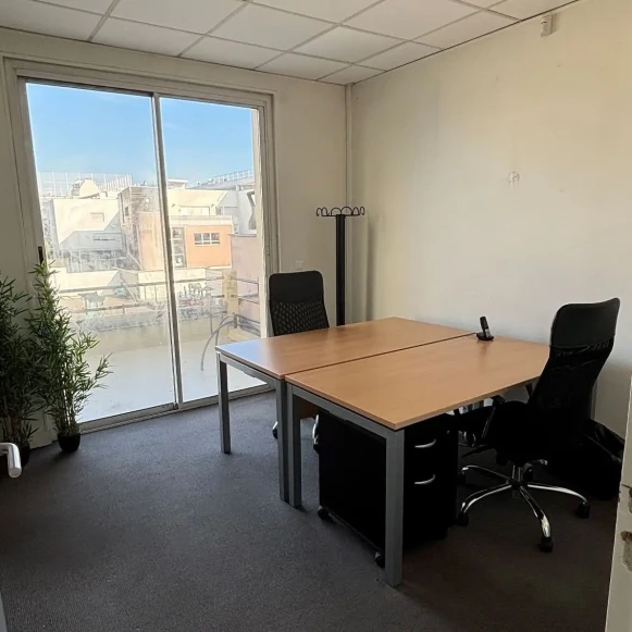 Bureau privé 15 m² 2 postes Location bureau Boulevard Saint-Denis Courbevoie 92400 - photo 1