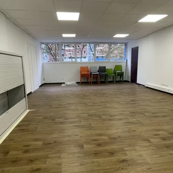 Bureau privé 54 m² 5 postes Location bureau Avenue Jean Lolive Pantin 93500 - photo 1