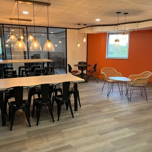 Bureau privé 15 m² 4 postes Location bureau Rue Jeanne Braconnier Meudon 92360 - photo 5