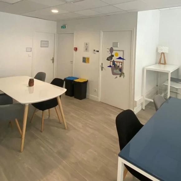 Open Space  8 postes Location bureau Rue de la Bourse Lyon 69002 - photo 1