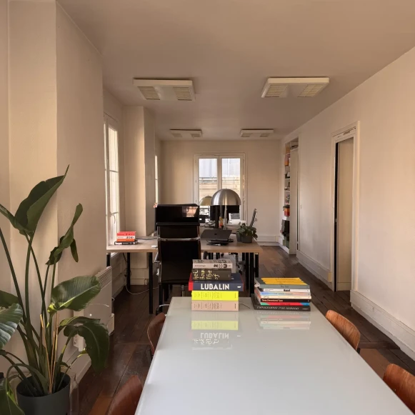 Bureau privé 20 m² 4 postes Location bureau Rue Saint Denis Paris 75002 - photo 2