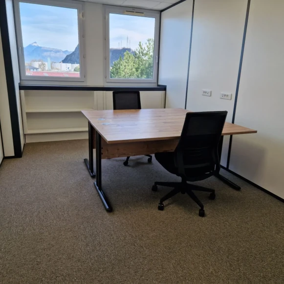 Bureau privé 15 m² 2 postes Coworking Rue de l'Industrie Varces-Allières-et-Risset 38760 - photo 3