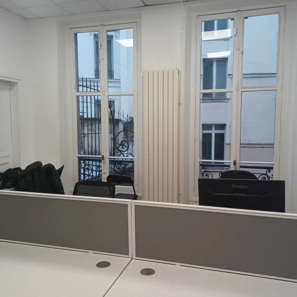 Bureau privé 18 m² 4 postes Location bureau Rue de Châteaudun Paris 75009 - photo 3