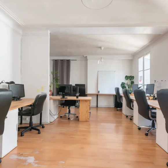 Espace indépendant 70 m² 13 postes Location bureau Rue de Caumartin Paris 75009 - photo 2
