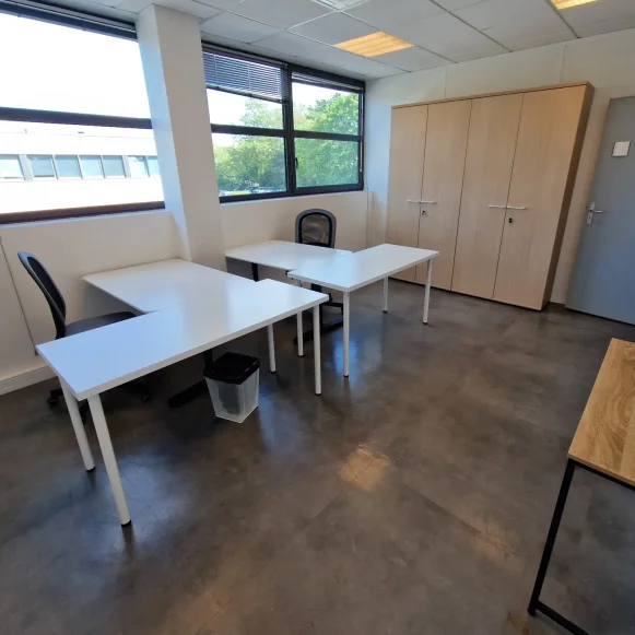 Bureau privé 16 m² 3 postes Location bureau Square Benjamin Franklin Montigny-le-Bretonneux 78180 - photo 1