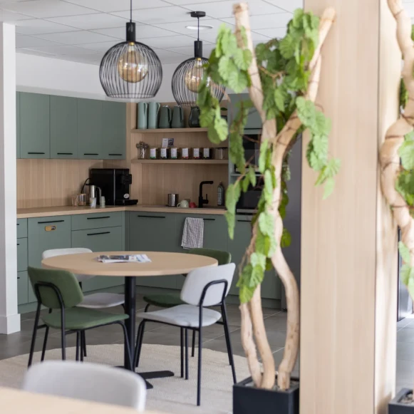 Bureau privé 135 m² 15 postes Coworking Rue Cassiopée Chavanod 74650 - photo 4