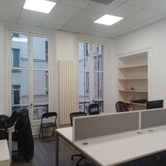 Bureau privé 18 m² 4 postes Location bureau Rue de Châteaudun Paris 75009 - photo 4