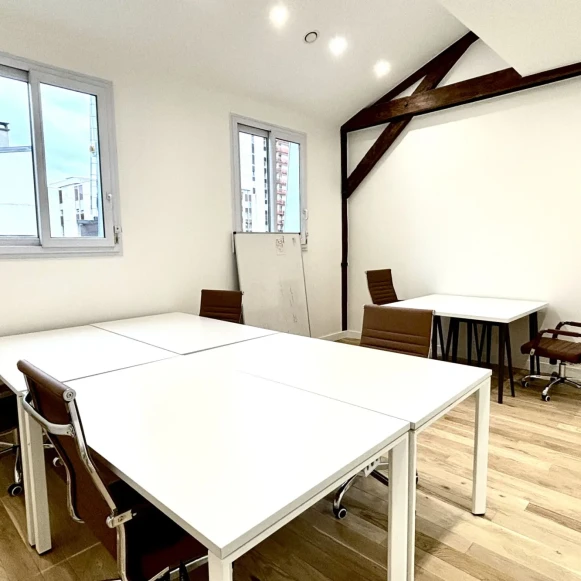 Bureau privé 30 m² 6 postes Coworking Rue Bichat Paris 75010 - photo 1