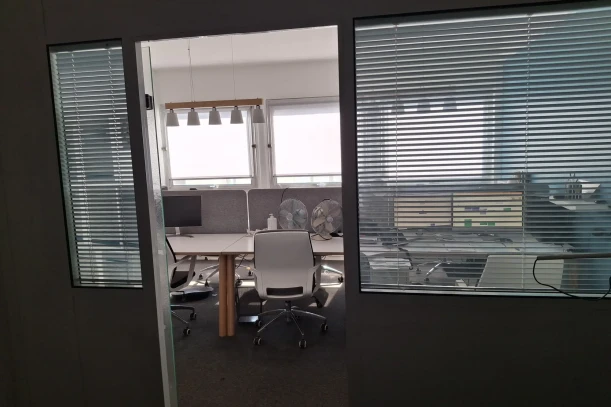 Open Space - 06000 - 4 postes - 220€