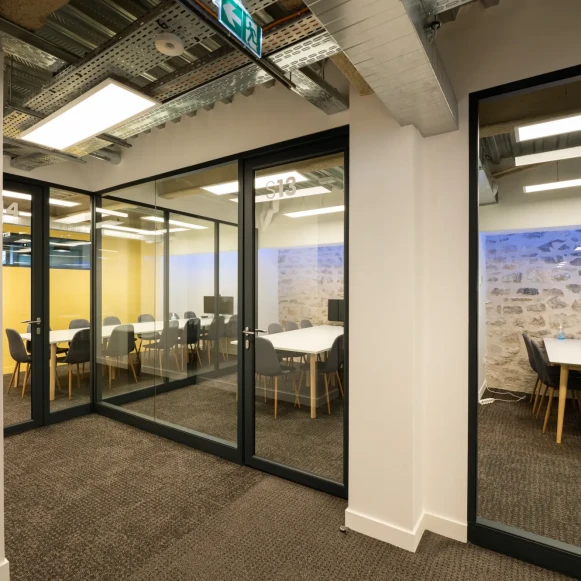 Bureau privé 20 m² 4 postes Coworking Boulevard de Charonne Paris 75011 - photo 1