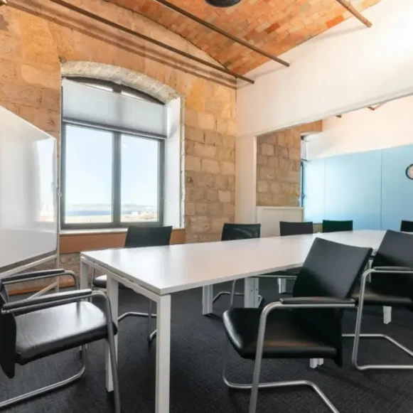 Bureau privé 4 m² 1 poste Location bureau Place de la Joliette Marseille 13002 - photo 6