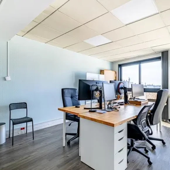 Bureau privé 18 m² 4 postes Coworking Rue de Rochechouart Paris 75009 - photo 1