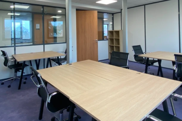 Bureau privé - 92500 - 8 postes - 2640€