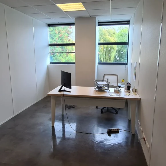 Bureau privé 13 m² 2 postes Coworking Square Benjamin Franklin Montigny-le-Bretonneux 78180 - photo 1