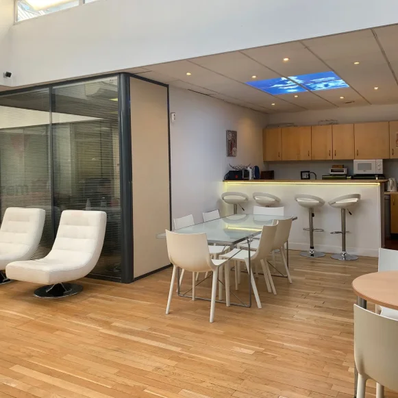Bureau privé 22 m² 6 postes Location bureau Place Jules Ferry Montrouge 92120 - photo 2