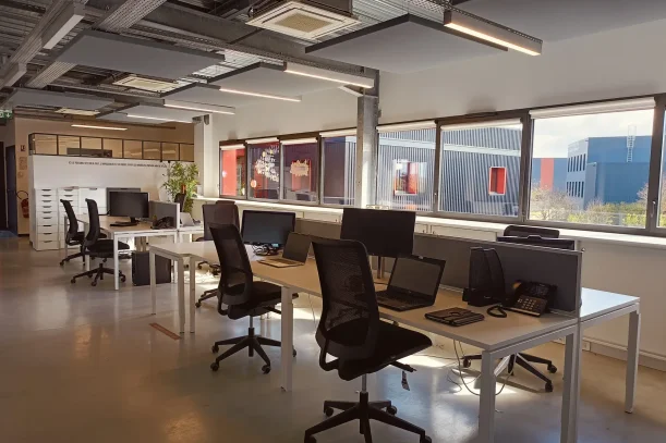 Open Space - 35230 - 8 postes - 280€