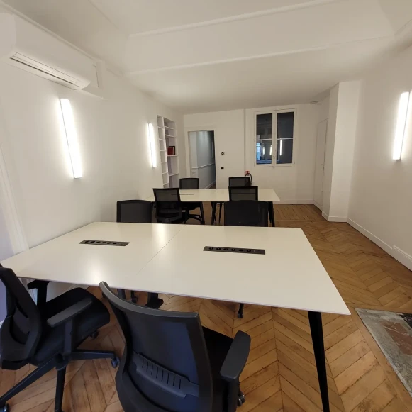Bureau privé 24 m² 8 postes Coworking Rue de Mogador Paris 75009 - photo 1