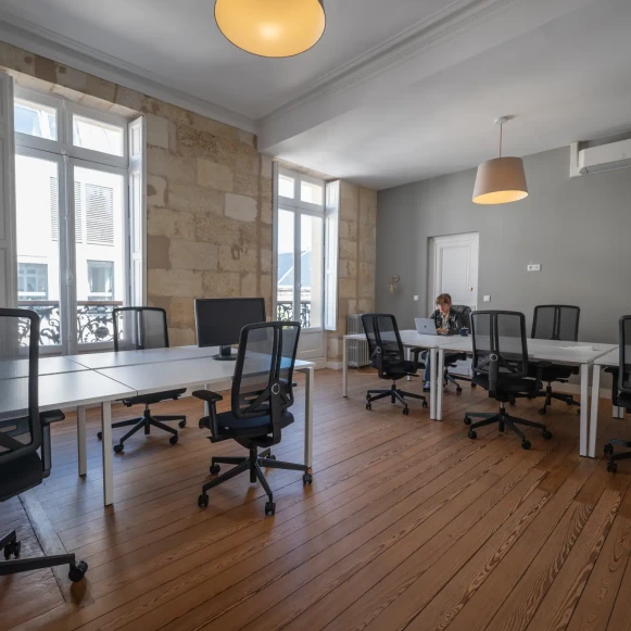 Bureau privé 39 m² 10 postes Location bureau Rue Crozilhac Bordeaux 33000 - photo 1