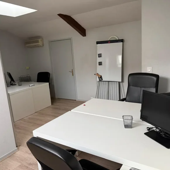 Bureau privé 20 m² 4 postes Coworking Cours de la Marne Bordeaux 33800 - photo 1