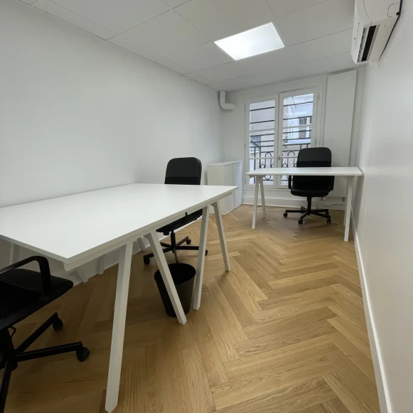 Bureau privé 11 m² 3 postes Coworking Rue Royale Paris 75008 - photo 1
