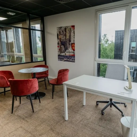 Bureau privé 25 m² 6 postes Coworking Rue de la Mare Sansoure Petit-Couronne 76650 - photo 1