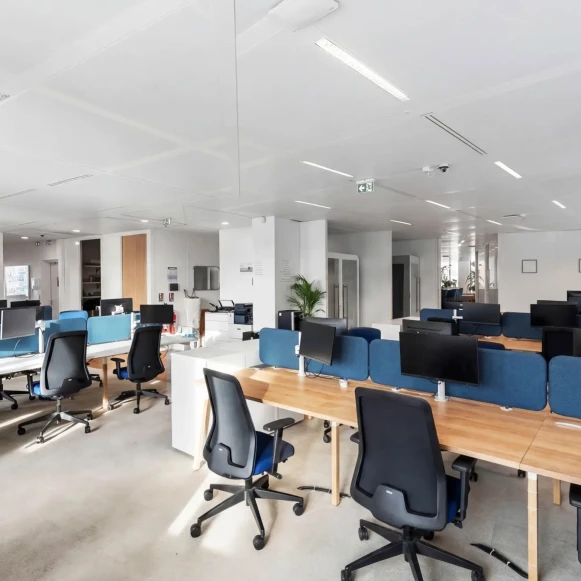 Bureau privé 210 m² 30 postes Coworking Place Françoise Dorin Paris 75017 - photo 4