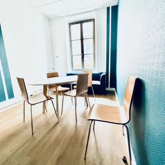 Bureau privé 10 m² 2 postes Location bureau Cours de la République Narbonne 11100 - photo 1