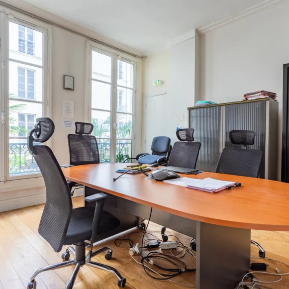 Espace indépendant 140 m² 18 postes Location bureau Rue de Provence Paris 75009 - photo 3