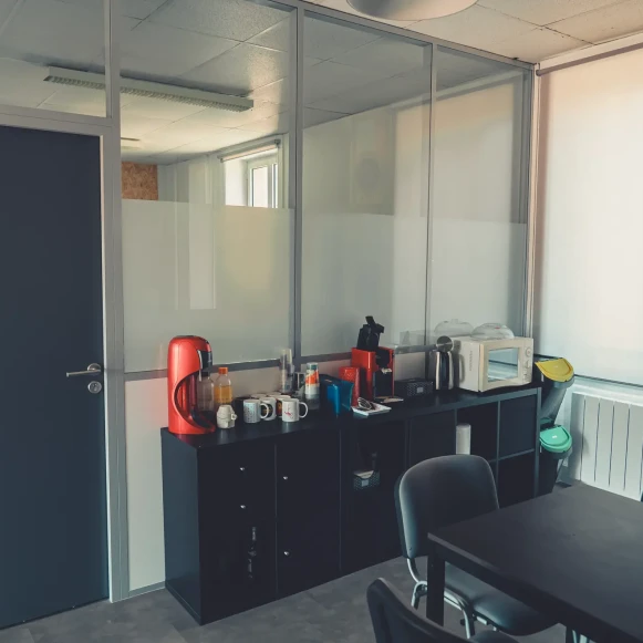 Bureau privé 22 m² 4 postes Coworking Rue Emile Decorps Villeurbanne 69100 - photo 2