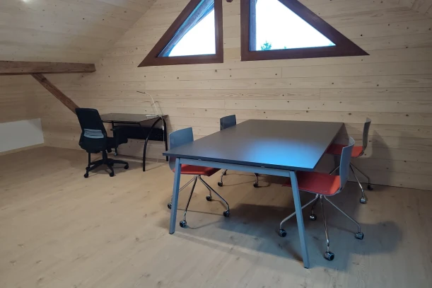 Open Space - 74130 - 10 postes - 175€