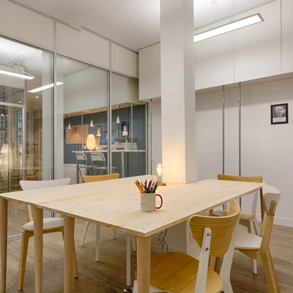 Espace indépendant 70 m² 15 postes Coworking Rue de Jarente Paris 75004 - photo 3